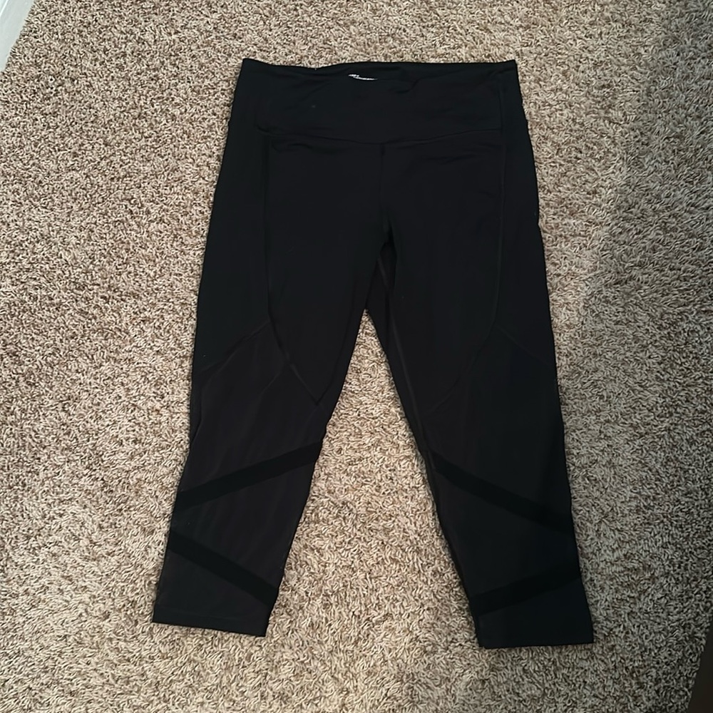 Victoria’s Secret Sport Black cropped Leggings Size Large